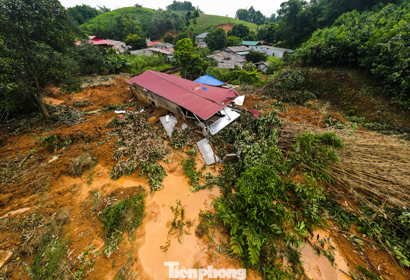 Tại thôn Bảo Tân (xã Minh Bảo, thành phố Yên Bái), nơi đây đã xảy ra vụ sạt lở khiến 4 người của gia đình anh Sa Văn Ánh (36 tuổi) tử vong. Sau vụ sạt lở, nơi đây vẫn còn bao trùm cảnh lạnh lẽo, hoang tàn.