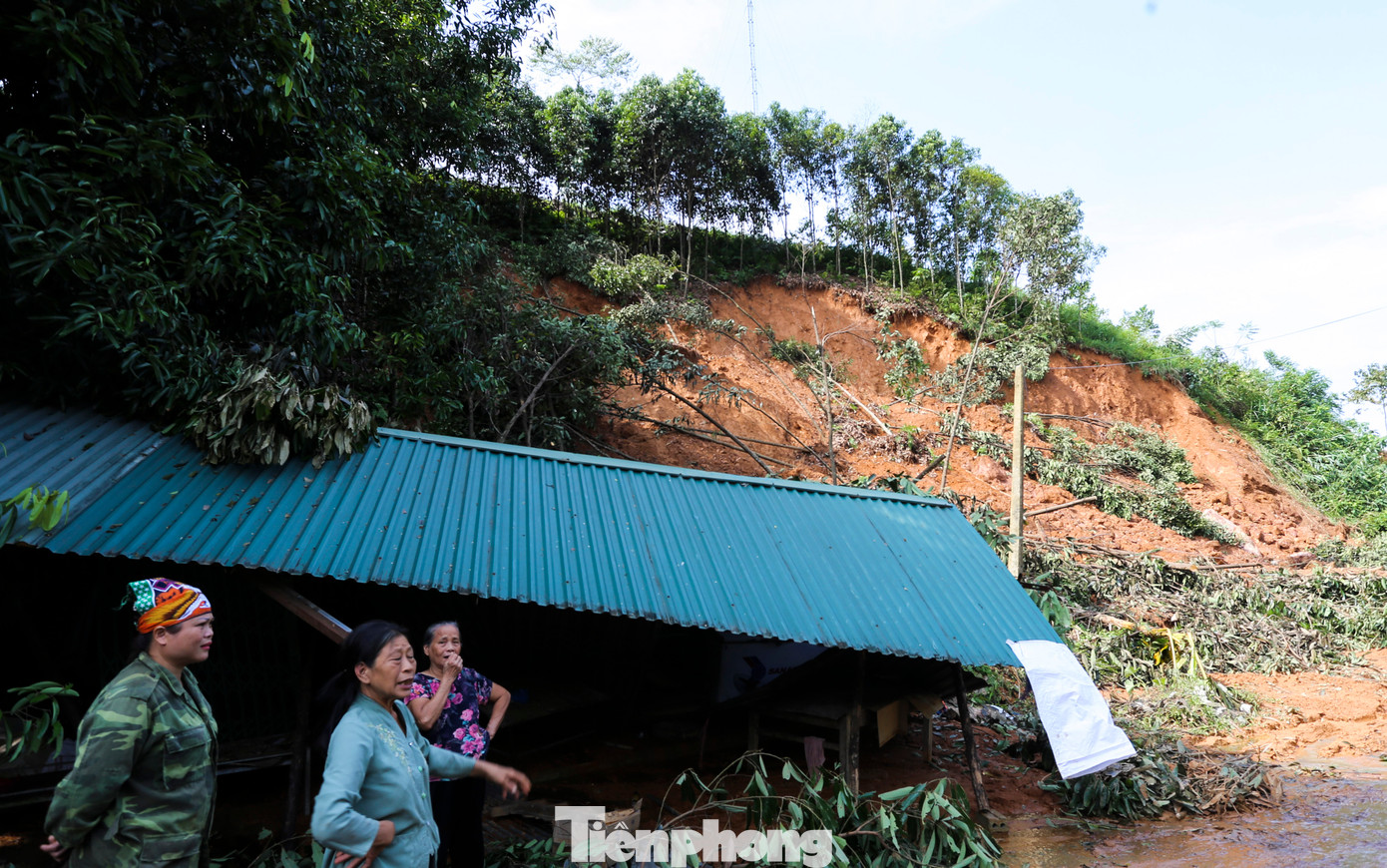 UBND tỉnh Yên Bái thống kê, toàn tỉnh có 2.700 điểm sạt lở đất. Đặc biệt, đã xảy ra sạt lở đất đặc biệt nghiêm trọng tại các địa phương làm nhiều người chết, nhà cửa hư hỏng.