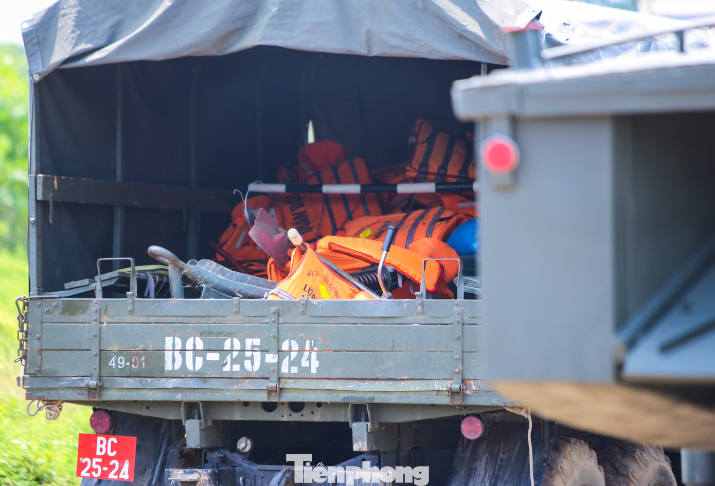 Áo phao, các vật dụng phục vụ công tác thực hiện nhiệm vụ được trang bị đầy đủ.