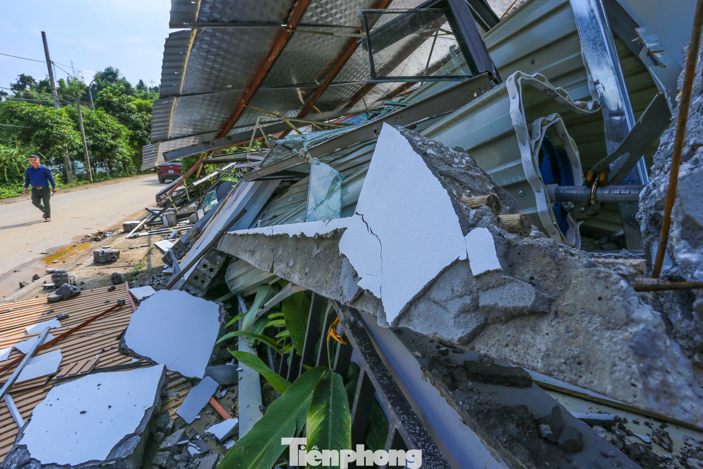 Theo chính quyền địa phương, trên địa bàn thành phố Yên Bái hiện có hàng nghìn điểm sạt lở, nguy cơ sạt lở. Rất nhiều người dân không có nhà cửa hoặc có nhà cửa không thể về, phải đi ở trọ hoặc ở nhờ nhà người thân vì lo lắng sạt lở.