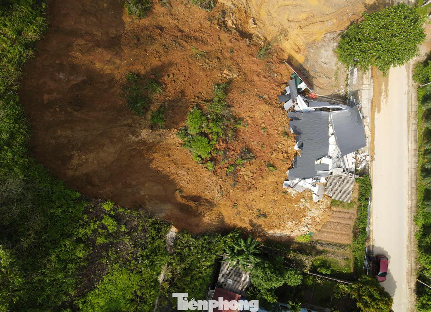 Theo chính quyền địa phương, trên địa bàn thành phố Yên Bái hiện có hàng nghìn điểm sạt lở, nguy cơ sạt lở. Rất nhiều người dân không có nhà cửa hoặc có nhà cửa không thể về, phải đi ở trọ hoặc ở nhờ nhà người thân vì lo lắng sạt lở.