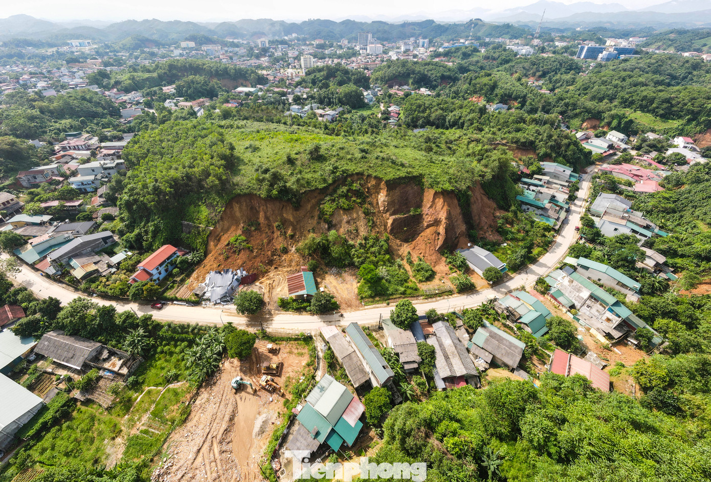 Theo chính quyền địa phương, trên địa bàn thành phố Yên Bái hiện có hàng nghìn điểm sạt lở, nguy cơ sạt lở. Rất nhiều người dân không có nhà cửa hoặc có nhà cửa không thể về, phải đi ở trọ hoặc ở nhờ nhà người thân vì lo lắng sạt lở.