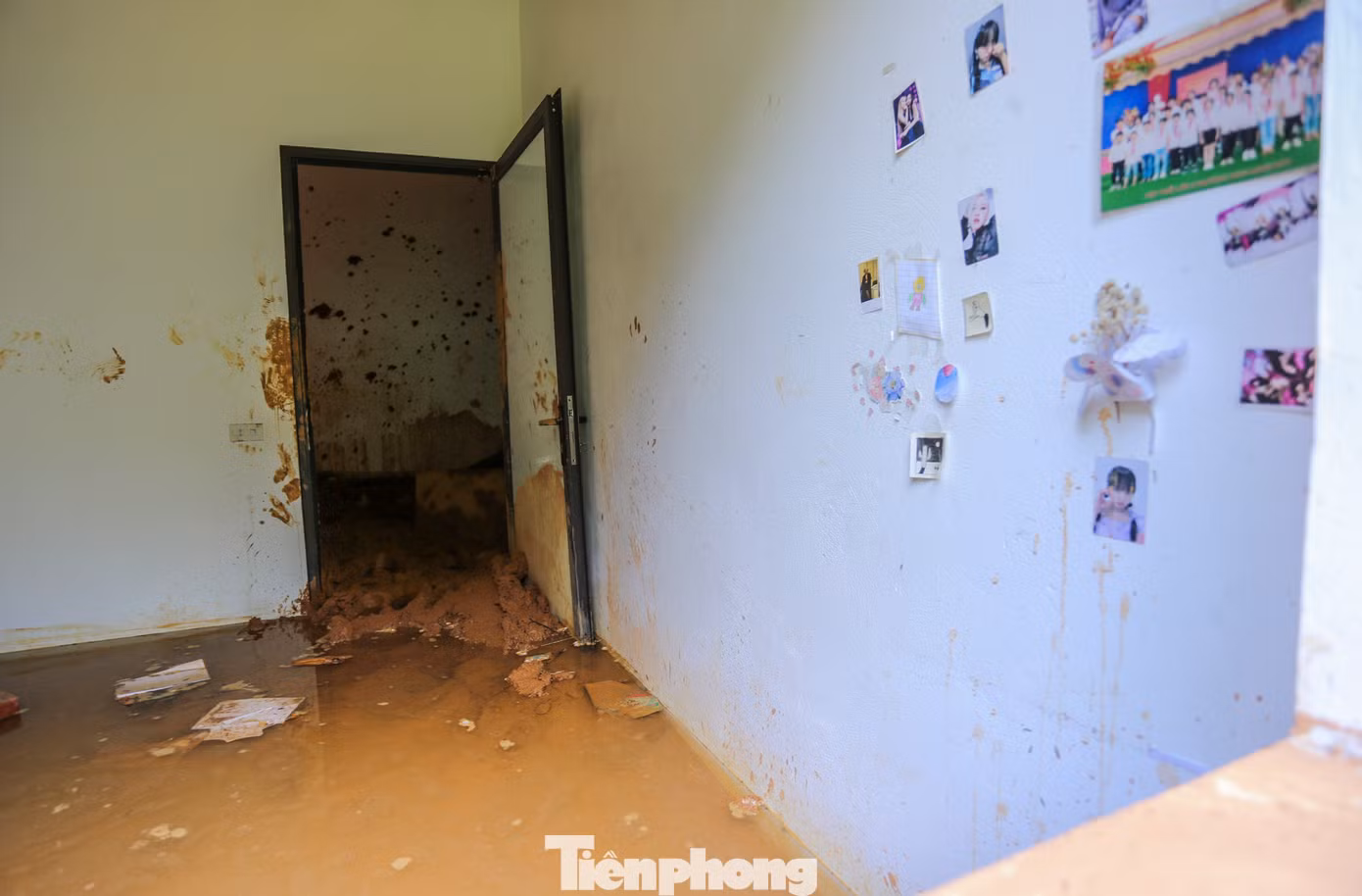 Hàng ngày, cặp vợ chồng trẻ trở lại căn nhà tan hoang sau vụ sạt lở, bới tìm những gì còn sót lại. “Sạt lở vùi lấp, phá hỏng căn nhà mới xây nhưng may mắn cả gia đình kịp chạy thoát. Giờ đây 4 miệng ăn phải đến ở nhờ nhà ông bà ngoại, không biết rồi không còn tiền, không còn nhà, cuộc sống sẽ ra sao”, anh Vượng buồn bã.