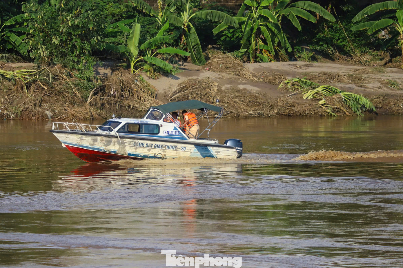 Phạm vi tìm kiếm các nạn nhân được mở rộng từ thượng lưu cầu Phong Châu đến cuối huyện Tam Nông, kéo dài hàng chục km. Ngoài dùng các thiết bị dò tìm, quan sát kỹ giữa sông, công an, quân đội còn lái thuyền đi vào sát mép sông, đề phòng có nạn nhân bị trôi dạt.