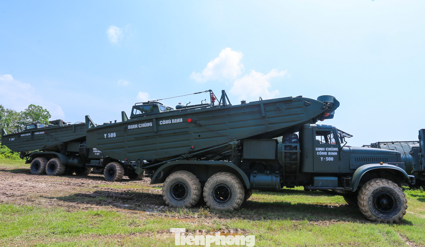 Lữ đoàn 249 cũng mang theo 2 loại cano, là cano thường và cano điện từ để thực hiện nhiệm vụ.