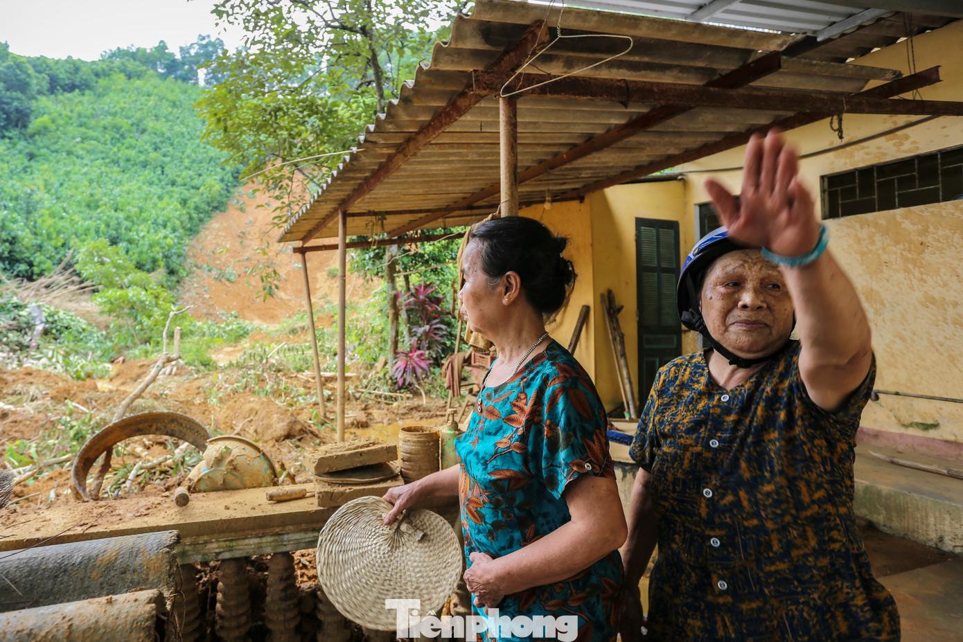 “Vợ chồng cháu nó ngoan, hiền lành nên ai cũng yêu thương. Hôm thi thể cả gia đình được tìm thấy dưới lớp bùn đất, bố mẹ cháu vẫn ôm 2 đứa nhỏ như đang ngủ ngon. Nhìn cảnh ấy ai cũng xót thương”, bà Phạm Thị Thời (80 tuổi, thôn Bảo Tân) kể. Trong ảnh, bà Thời vẫn lo lắng vạt đồi đổ ập xuống nhà hàng xóm sẽ còn nguy cơ sạt lở.