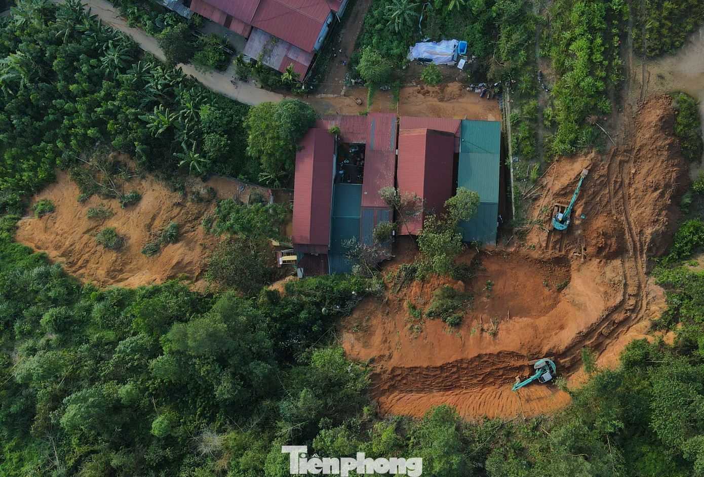 Cạnh đó, một số gia đình phải thuê máy móc san, gạt mái taluy phía sau ngọn đồi để giảm nguy cơ sạt lở.