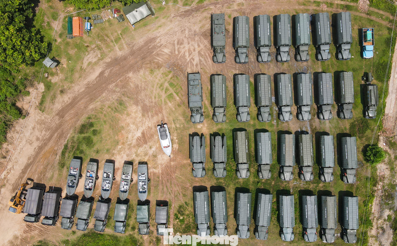 Thượng tá Trương Hồng Sơn - Phó Lữ đoàn trưởng, Tham mưu trưởng Lữ đoàn 249 - cho biết, đơn vị đã cơ động 198 quân nhân, 78 phương tiện phục vụ công tác tìm kiếm và thiết lập 1 cầu phao thay thế tạm thời cầu Phong Châu mới sập 2 nhịp. Tuy nhiên, do dòng chảy, các yếu tố cần thiết chưa bảo đảm về mặt kỹ thuật nên chưa tiến hành lắp cầu phao.