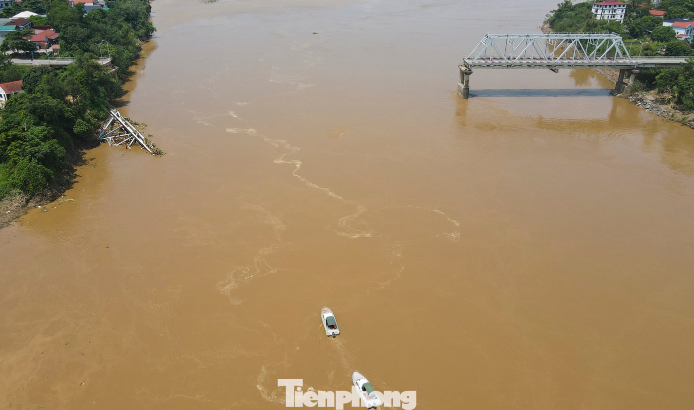 Lực lượng chức năng khoảng 50 cán bộ, chiến sĩ công an, quân đội lái canô tìm kiếm nạn nhân. Những ngày qua, nước sông Hồng dâng cao, chảy xiết.