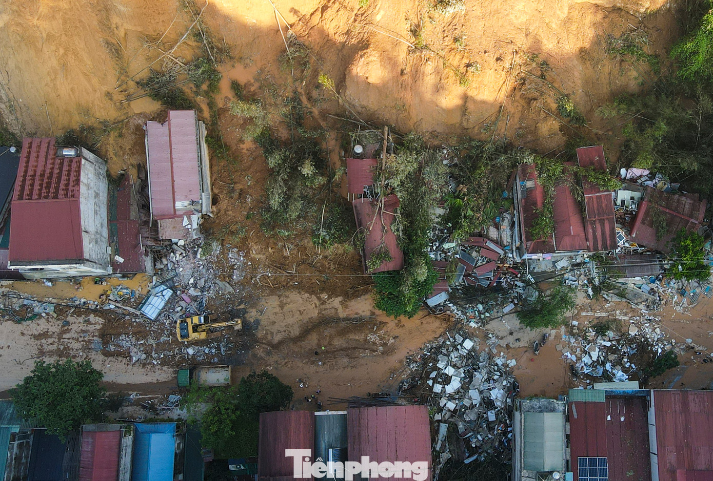 Lượng lớn đất đá trượt sạt, vùi lấp 2 người và khiến nhiều nhà dân bị hư hỏng nặng.