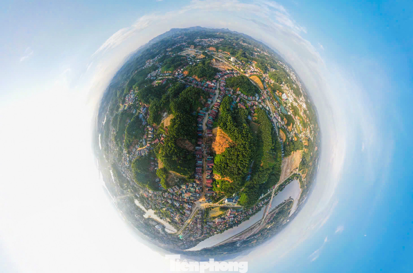 Trao đổi với PV Tiền Phong, ông Nguyễn Ngọc Trúc - Chủ tịch UBND thành phố Yên Bái - cho biết, địa phương chưa có thống kê cụ thể, nhưng ghi nhận thực tế và kiểm tra, nắm tình hình có thể thấy trên địa bàn thành phố Yên Bái hiện có hàng nghìn điểm sạt lở và nguy cơ cao sạt lở.