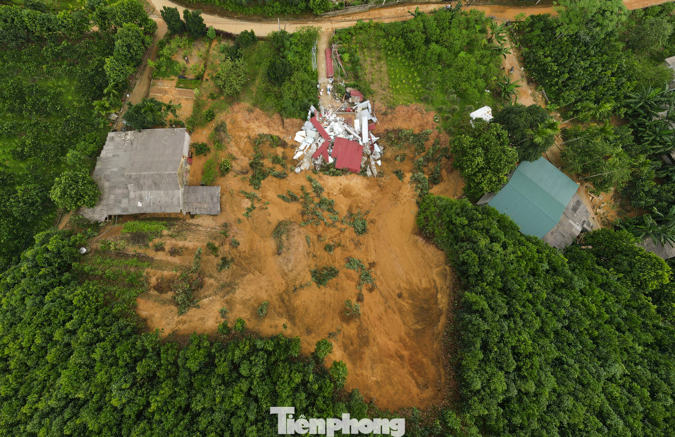 Kế bên, căn nhà mới xây của anh Phạm Văn Trung (34 tuổi) cũng bị đất đá sạt lở vò nát. Ông Phạm Văn Thanh (bố anh Trung) cho biết, mưa nhiều, núi có những dấu hiệu sạt lở, Trung đã đưa 3 người đi lánh nạn nhà hàng xóm. Nhưng khi quay trở lại lấy quần áo, đồ đạc thì nửa quả đồi đã sạt đánh sập ngôi nhà. Tuy thoát được nhưng anh Trung bị thương ở đầu phải nhập viện cấp cứu.