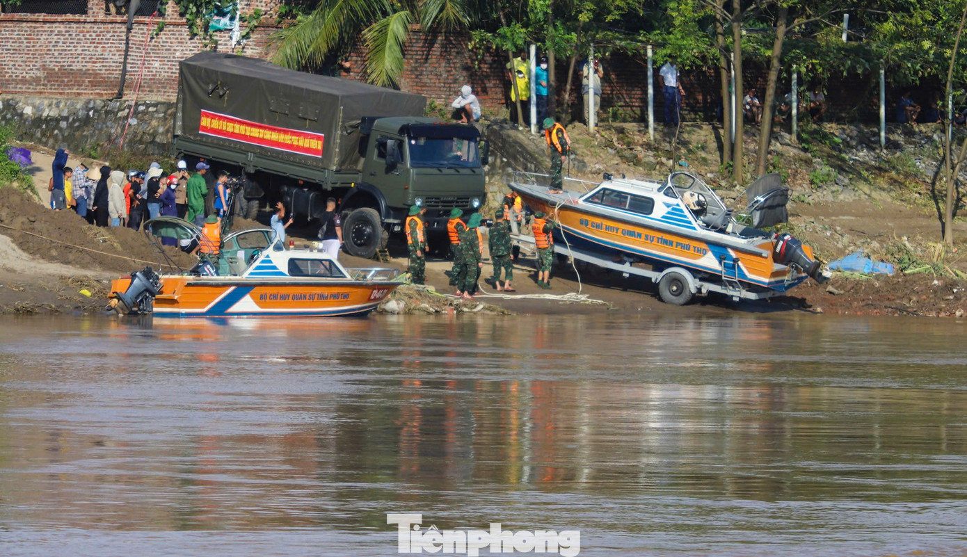 Phạm vi tìm kiếm các nạn nhân được mở rộng từ thượng lưu cầu Phong Châu đến cuối huyện Tam Nông, kéo dài hàng chục km. Ngoài dùng các thiết bị dò tìm, quan sát kỹ giữa sông, công an, quân đội còn lái thuyền đi vào sát mép sông, đề phòng có nạn nhân bị trôi dạt.