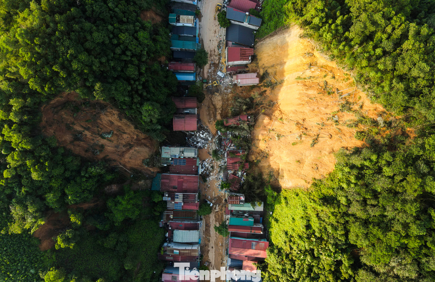 Ngành chức năng địa phương huy động máy móc đến xử lý, cào bóc bùn đất do vụ sạt lở gây ra.