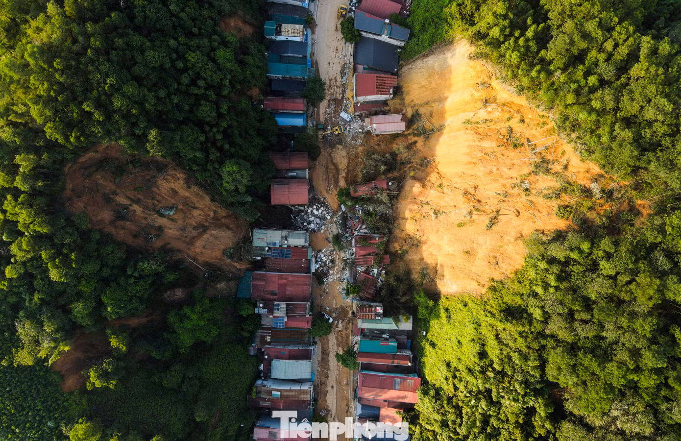 Ngành chức năng địa phương huy động máy móc đến xử lý, cào bóc bùn đất do vụ sạt lở gây ra.