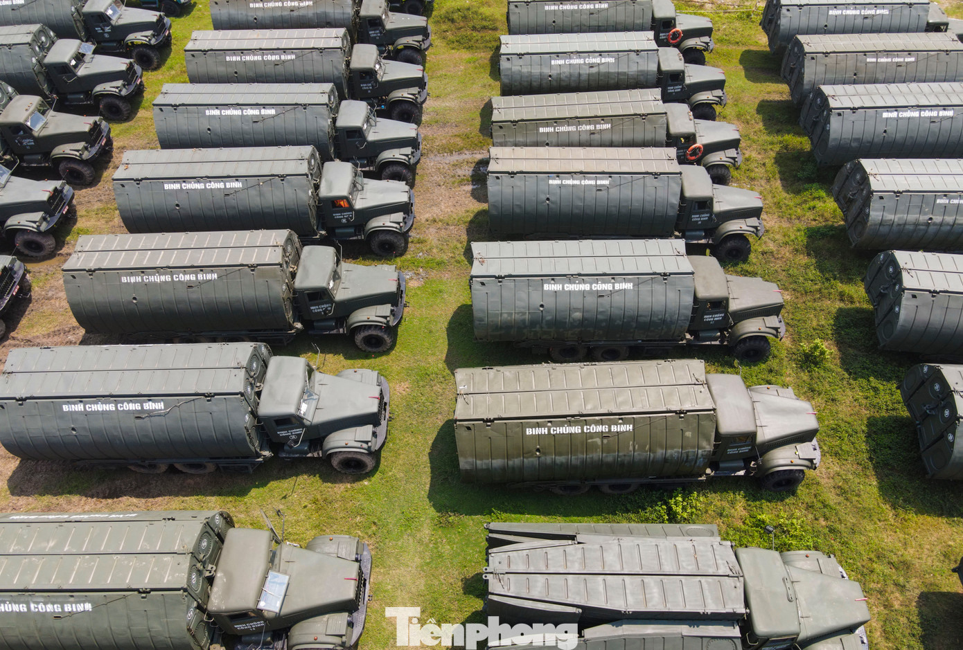 29 cầu phao được bảo quản trong các "thùng" kim loại.