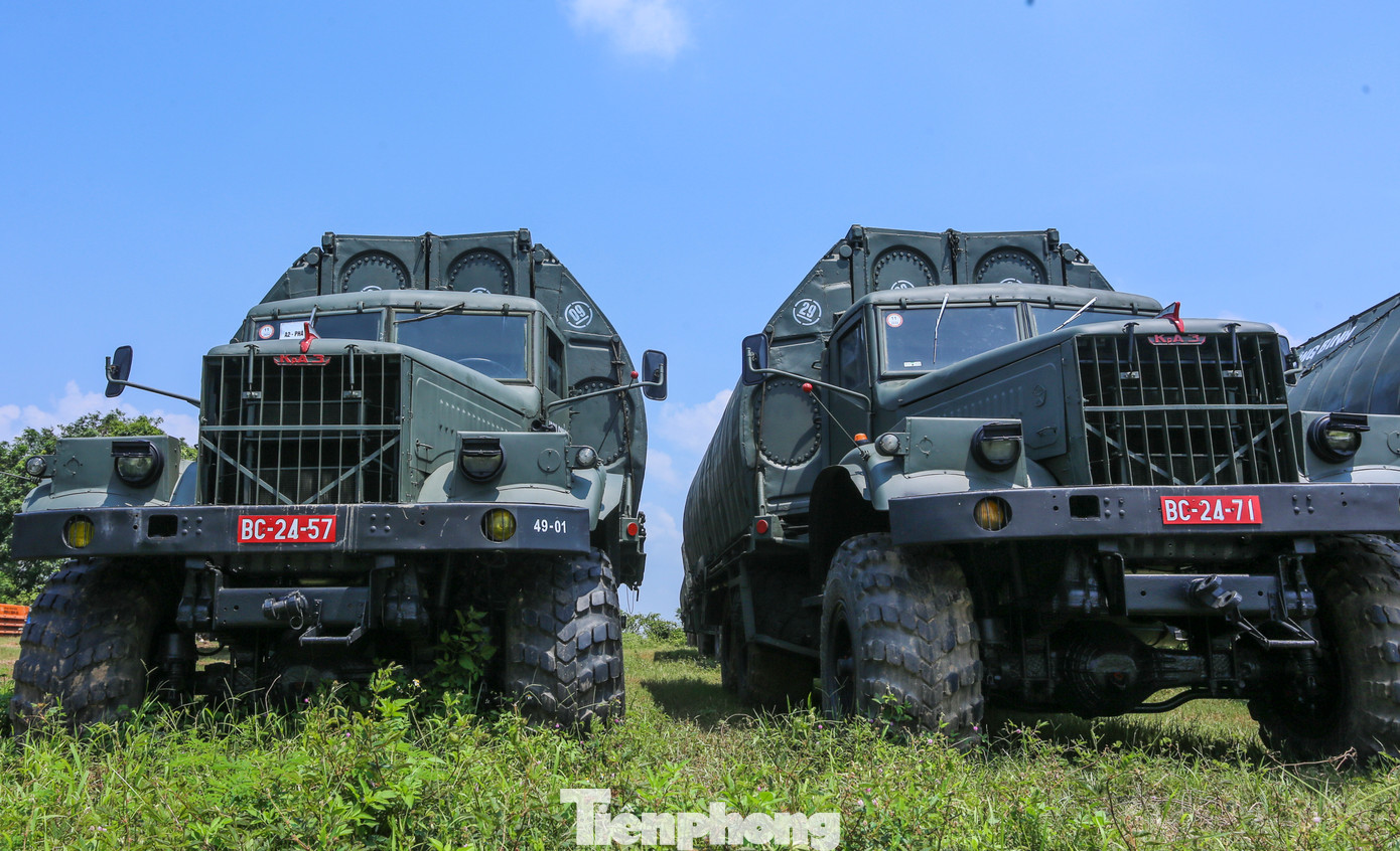 “Đơn vị xác định tinh thần phải bắc cầu sớm nhất có thể để tạo điều kiện cho dân đi lại. Tuy nhiên, việc lắp đặt cầu phao phải tùy vào thực tế dòng chảy, thời tiết và địa hình. Điều kiện đảm bảo lắp được cầu phao, lưu tốc dòng chảy phải đạt dưới 2m/s. Ngoài ra, đơn vị phải tiến hành khảo sát các vị trí lắp đặt hệ thống dây néo cầu cách 500m về thường nguồn; xây dựng các cột néo, đường lên xuống hai đầu bến bến”, thượng tá Sơn nói.