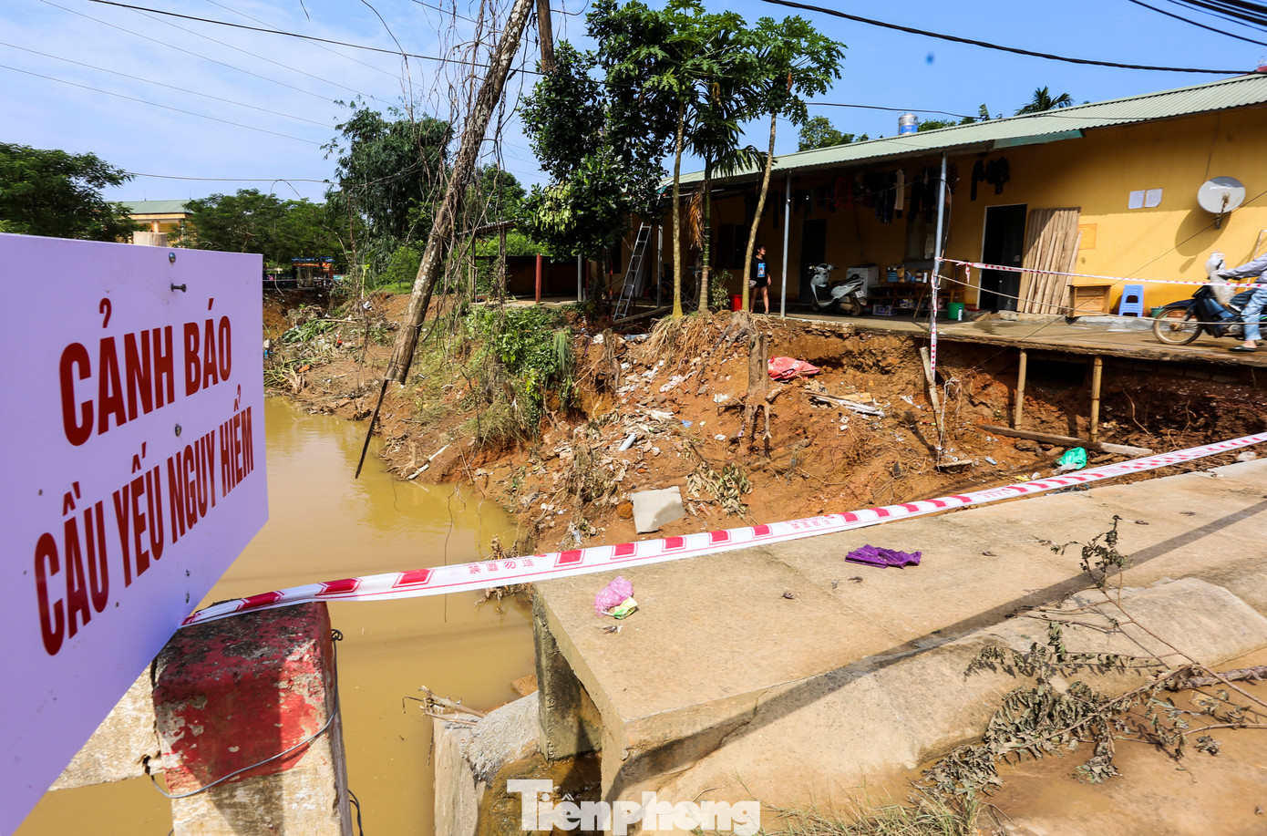 Đến nay, toàn tỉnh có 54 người chết và mất tích, 30 người bị thương. Thiệt hại về nhà ở: 25.000 nhà, trong đó 224 nhà bị sập đổ hoàn toàn , hư hỏng nặng 232 nhà, phải di dời khẩn cấp 201 nhà, còn lại là tốc mái. Đặc biệt đã có 1.594 nhà bị sạt lở, taluy ảnh hưởng. Ước tính thiệt hại hơn 1.200 tỷ đồng.