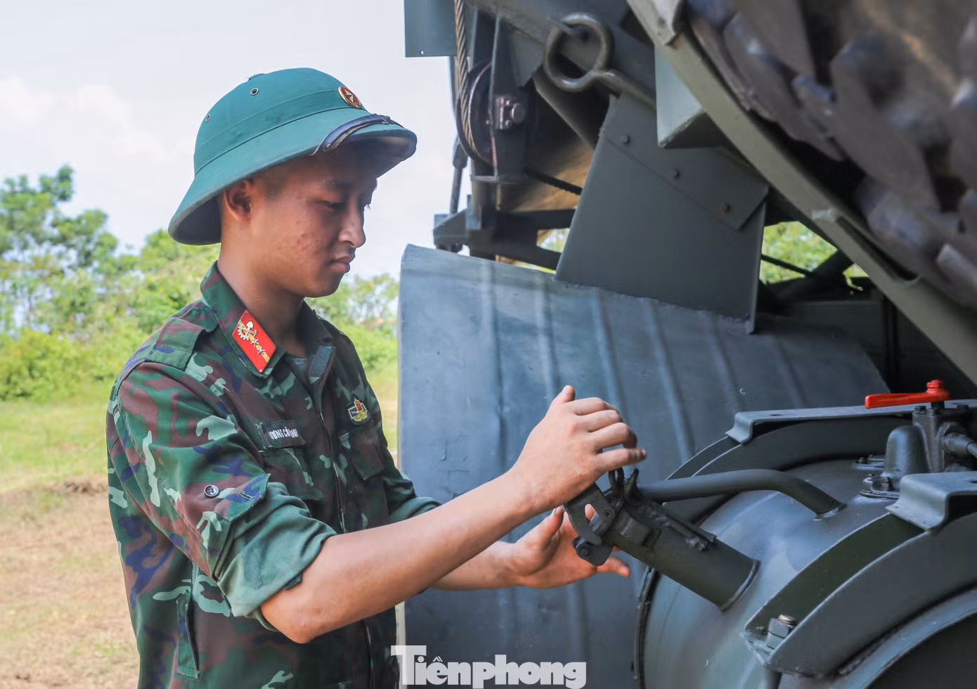 Cán bộ, chiến sĩ Lữ đoàn 249 kiểm tra thường xuyên các phương tiện, thiết bị, đảm bảo yêu cầu tuyệt đối để làm nhiệm vụ khi có lệnh.