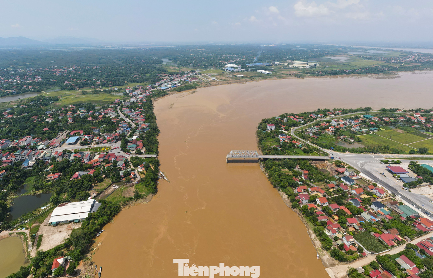 Chiều 14/9, mực nước sông Hồng tại khu vực cầu Phong Châu (huyện Tam Nông, tỉnh Phú Thọ) đã rút xuống mức dưới báo động một song dòng chảy vẫn rất xiết.