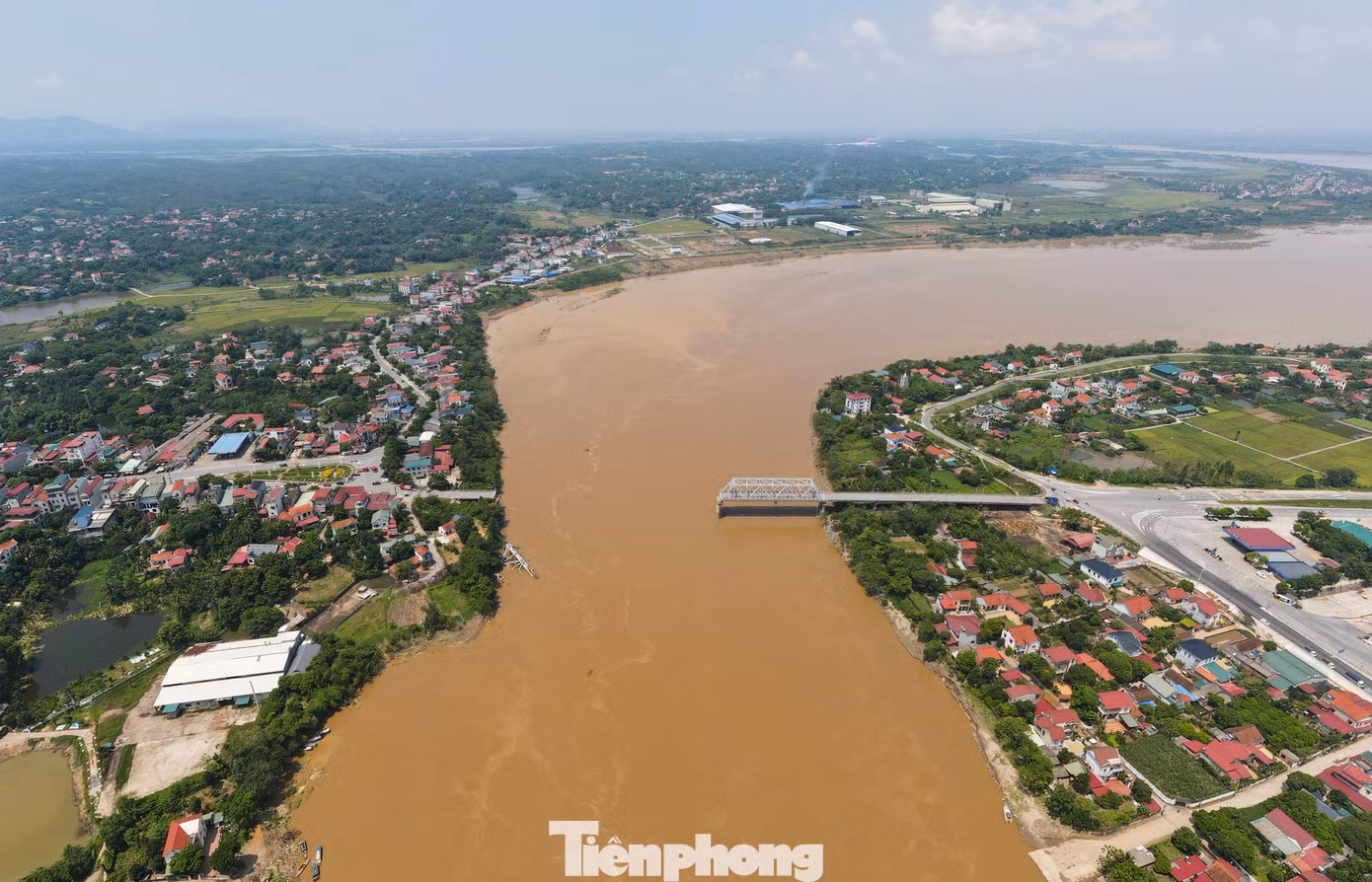 Chiều 14/9, mực nước sông Hồng tại khu vực cầu Phong Châu (huyện Tam Nông, tỉnh Phú Thọ) đã rút xuống mức dưới báo động một song dòng chảy vẫn rất xiết.