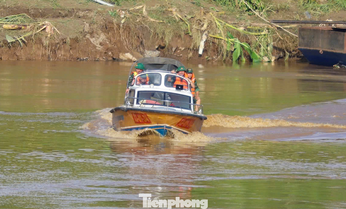 Phạm vi tìm kiếm các nạn nhân được mở rộng từ thượng lưu cầu Phong Châu đến cuối huyện Tam Nông, kéo dài hàng chục km. Ngoài dùng các thiết bị dò tìm, quan sát kỹ giữa sông, công an, quân đội còn lái thuyền đi vào sát mép sông, đề phòng có nạn nhân bị trôi dạt.