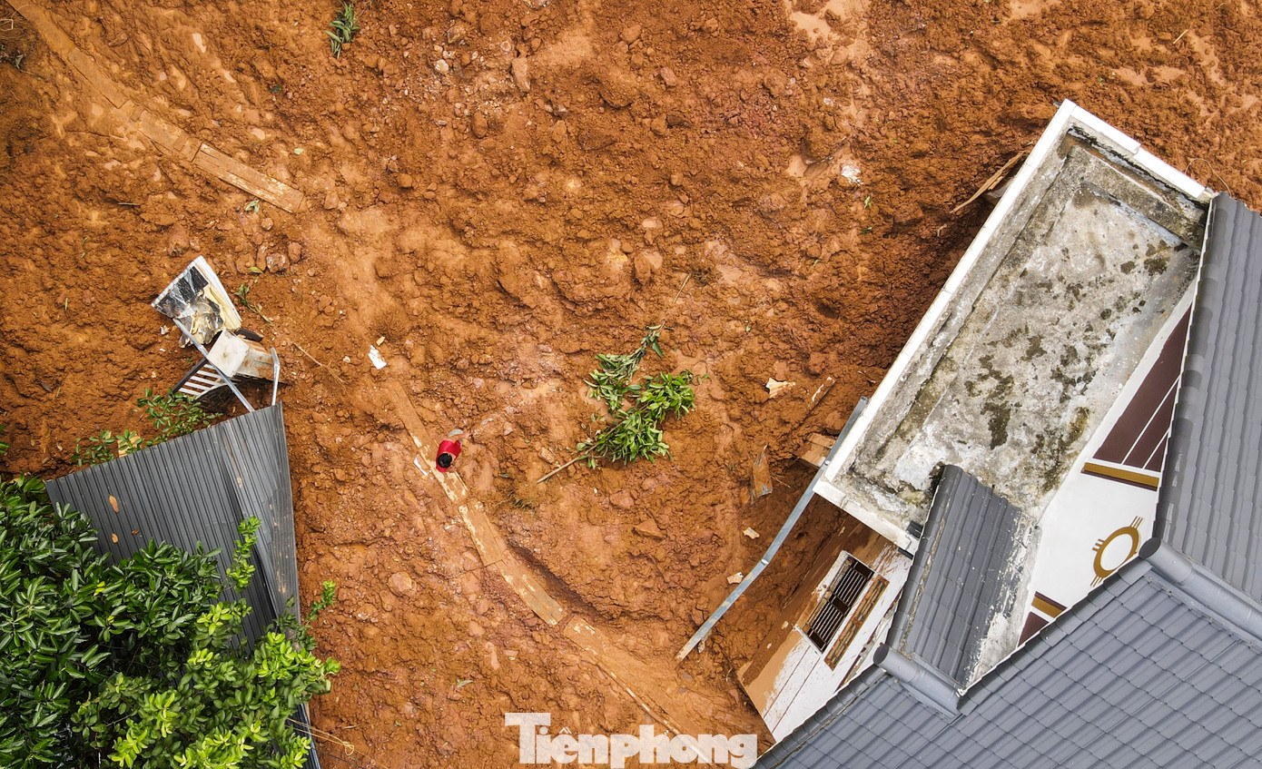 Hàng ngày, cặp vợ chồng trẻ trở lại căn nhà tan hoang sau vụ sạt lở, bới tìm những gì còn sót lại. “Sạt lở vùi lấp, phá hỏng căn nhà mới xây nhưng may mắn cả gia đình kịp chạy thoát. Giờ đây 4 miệng ăn phải đến ở nhờ nhà ông bà ngoại, không biết rồi không còn tiền, không còn nhà, cuộc sống sẽ ra sao”, anh Vượng buồn bã.