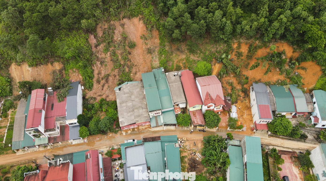 Những ngọn đồi qua phường Minh Tân cũng xảy ra sạt trượt đất đá, cây cối xuống khu dân cư.