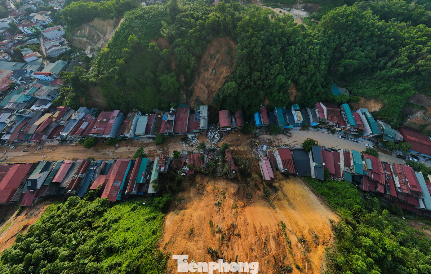 Những ngày sau đợt mưa lũ, chính quyền và người dân thành phố Yên Bái đang khẩn trương dọn dẹp, sớm ổn định cuộc sống. Trên những ngọn đồi bao quanh thành phố, hàng nghìn điểm sạt lở vẫn tiếp tục diễn ra.