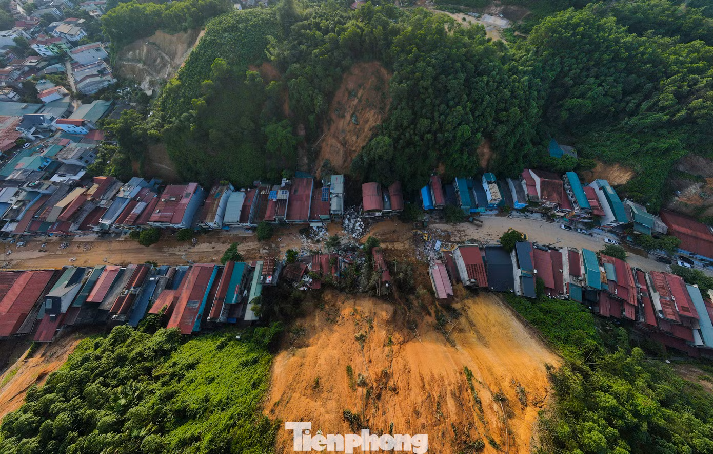 Những ngày sau đợt mưa lũ, chính quyền và người dân thành phố Yên Bái đang khẩn trương dọn dẹp, sớm ổn định cuộc sống. Trên những ngọn đồi bao quanh thành phố, hàng nghìn điểm sạt lở vẫn tiếp tục diễn ra.