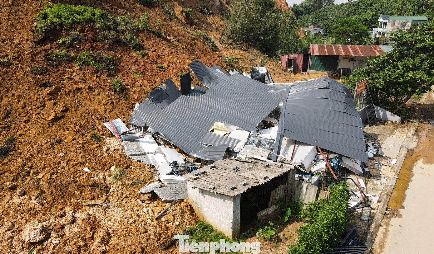 Theo chính quyền địa phương, trên địa bàn thành phố Yên Bái hiện có hàng nghìn điểm sạt lở, nguy cơ sạt lở. Rất nhiều người dân không có nhà cửa hoặc có nhà cửa không thể về, phải đi ở trọ hoặc ở nhờ nhà người thân vì lo lắng sạt lở.