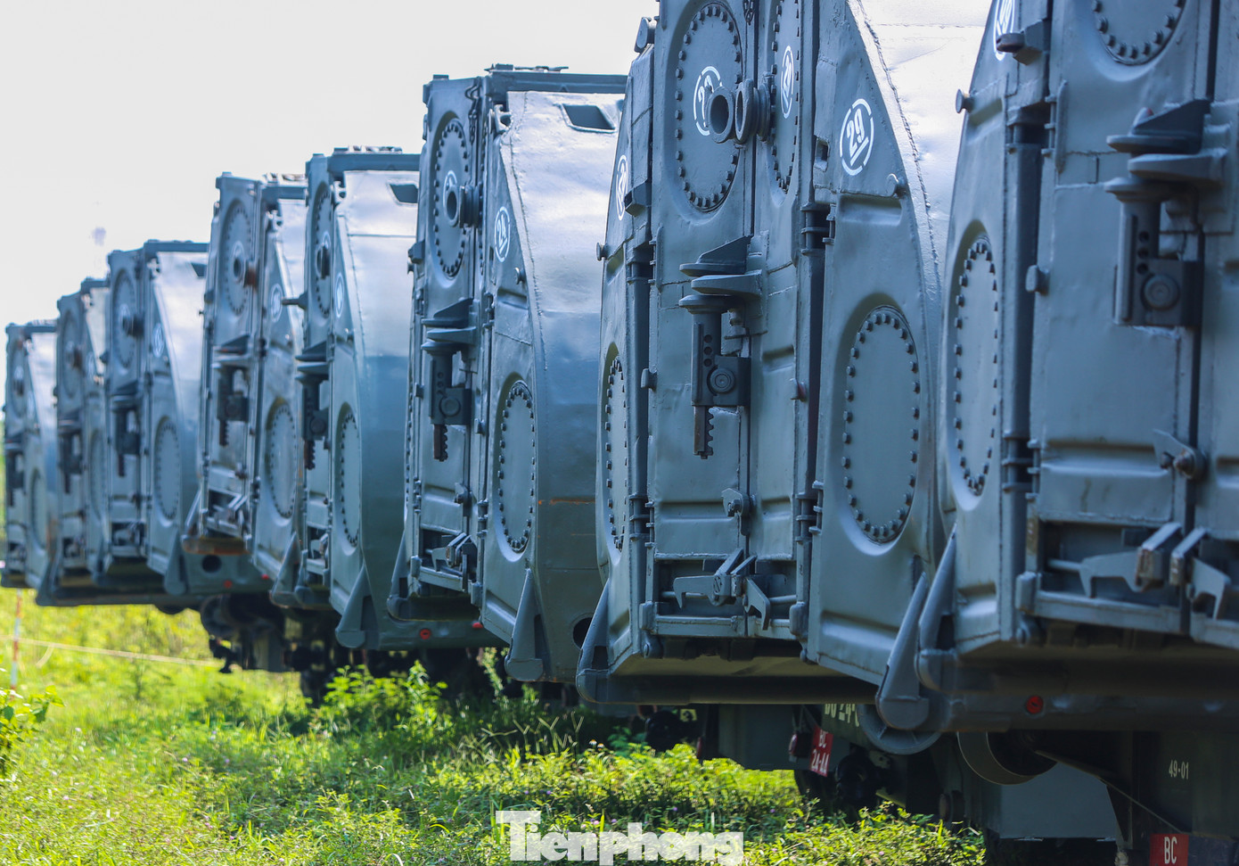 Theo đại diện Lữ đoàn 249, khi lắp đặt, bề rộng mặt cầu là 6,5m, chịu trọng tải xe khoảng 15 tấn, đảm bảo lưu thông các phương tiện.