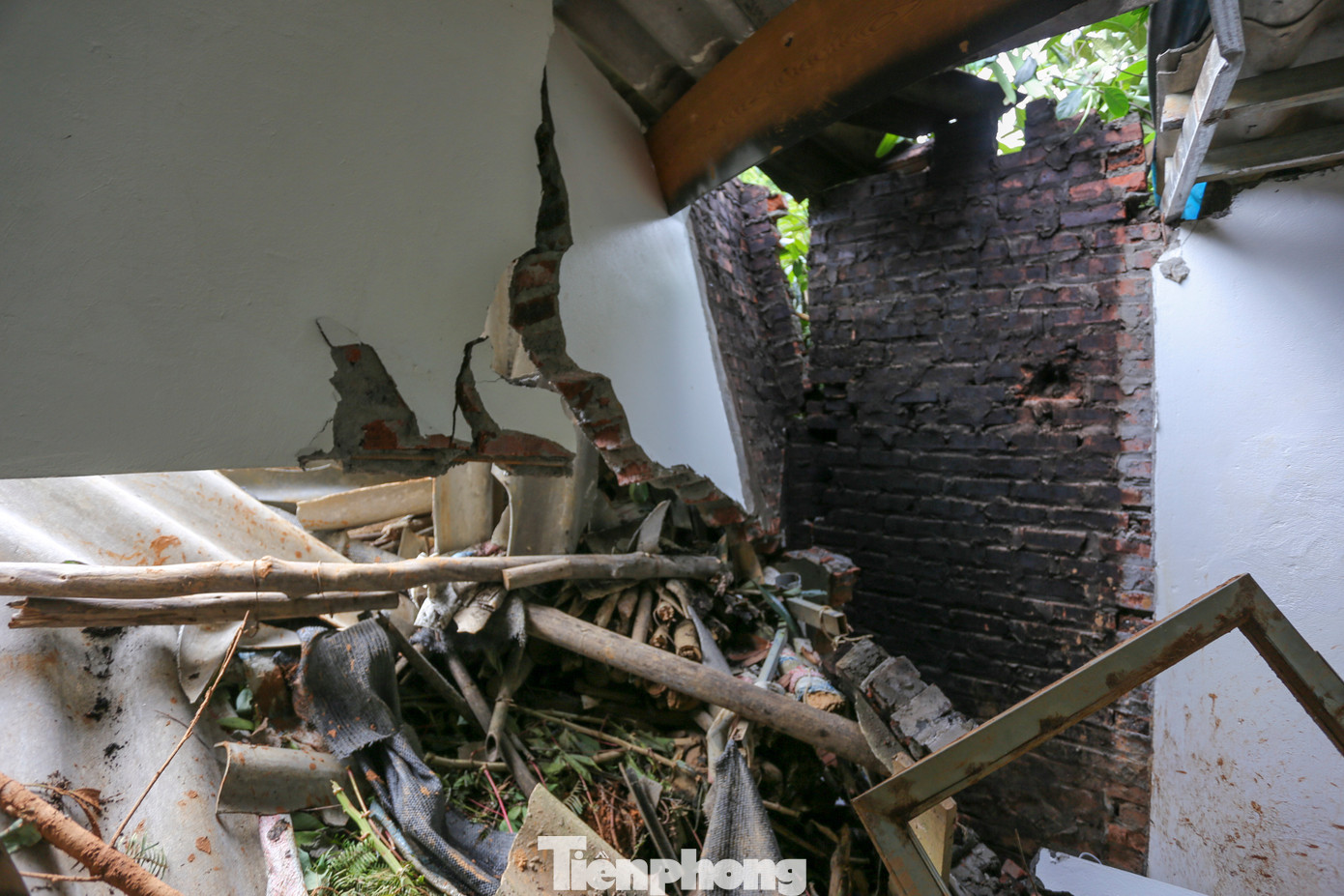 Hàng ngày, cặp vợ chồng trẻ trở lại căn nhà tan hoang sau vụ sạt lở, bới tìm những gì còn sót lại. “Sạt lở vùi lấp, phá hỏng căn nhà mới xây nhưng may mắn cả gia đình kịp chạy thoát. Giờ đây 4 miệng ăn phải đến ở nhờ nhà ông bà ngoại, không biết rồi không còn tiền, không còn nhà, cuộc sống sẽ ra sao”, anh Vượng buồn bã.