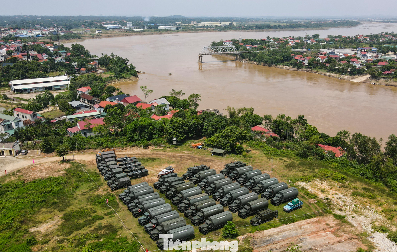 Ở bãi đất phía hạ lưu cầu Phong Châu thuộc xã Hương Nộn, cách cầu Phong Châu khoảng một km, Lữ đoàn Công binh vượt sông 249 đã đưa nhiều phương tiện, thiết bị đến tập kết để chuẩn bị cho quá trình lắp cầu phao.