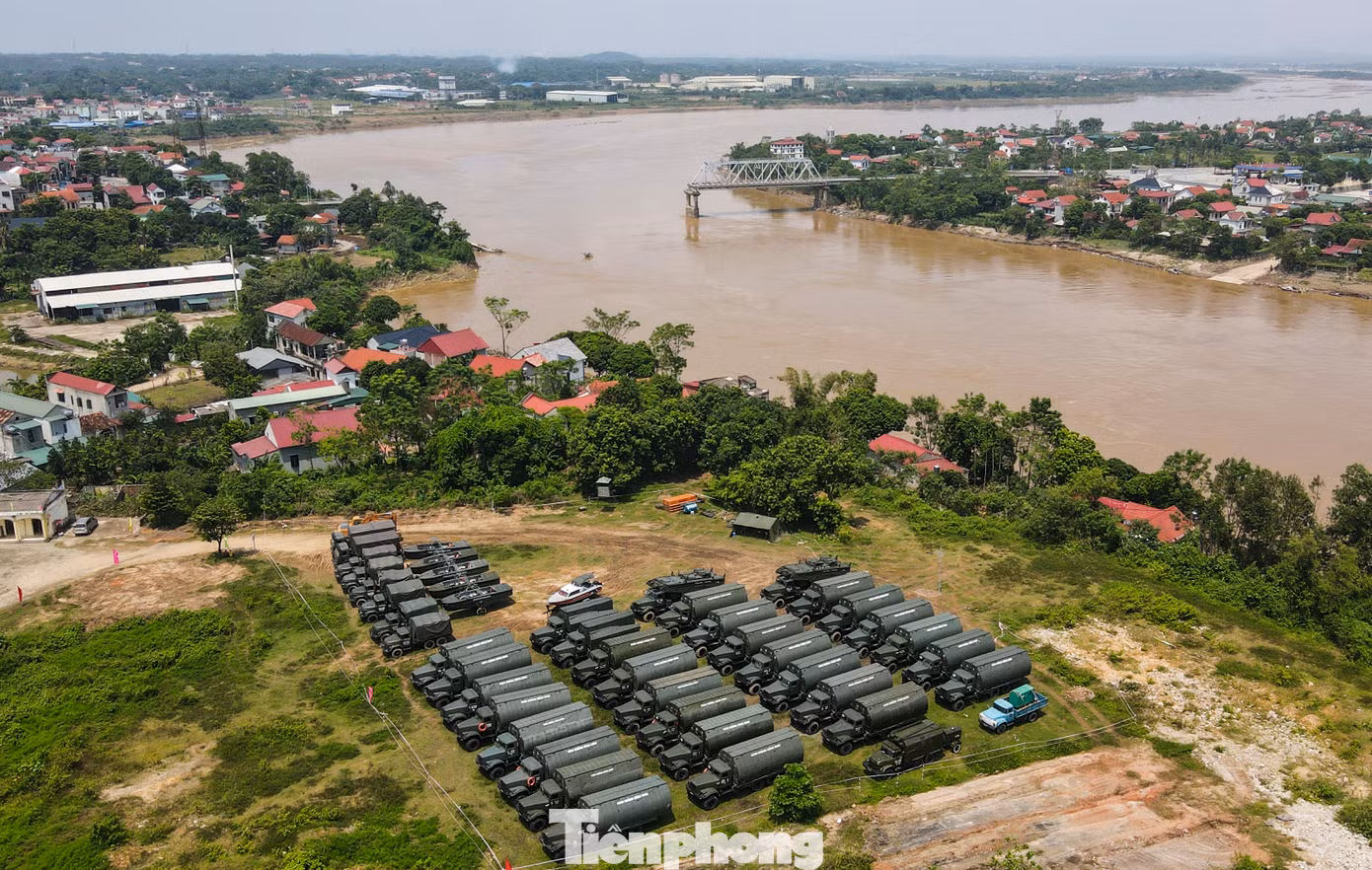 Ở bãi đất phía hạ lưu cầu Phong Châu thuộc xã Hương Nộn, cách cầu Phong Châu khoảng một km, Lữ đoàn Công binh vượt sông 249 đã đưa nhiều phương tiện, thiết bị đến tập kết để chuẩn bị cho quá trình lắp cầu phao.
