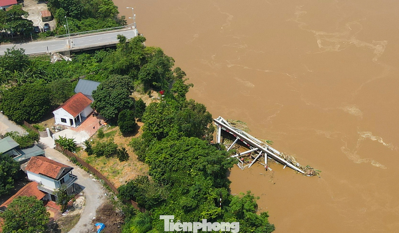 Trong ngày hôm nay, lực lượng chức năng cũng tổ chức trục vớt phần dầm cầu rơi xuống sông, cách cầu khoảng hơn 20m - nơi nghi ngờ có xe tải mắc kẹt khi rơi xuống sông.
