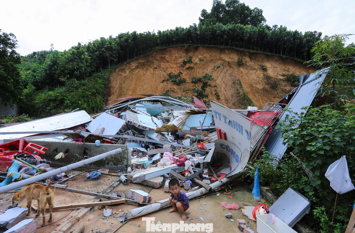 Sau vụ sạt lở, con trai nằm viện, ông Thanh phải chăm sóc 3 cháu nhỏ và tranh thủ dọn dẹp, tìm kiếm những đồ dùng còn sót lại dưới đống đổ nát.