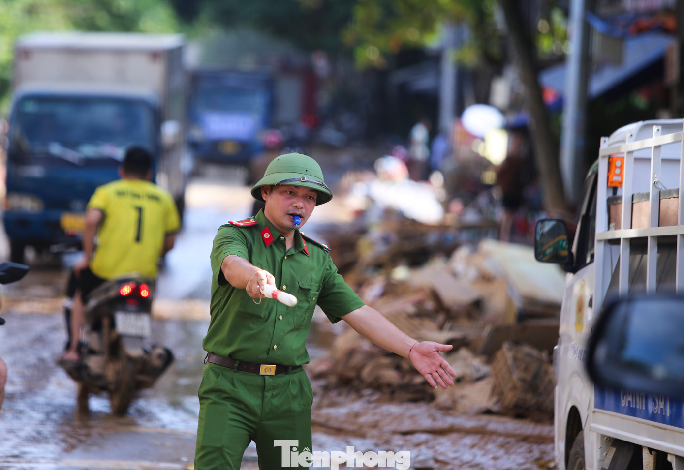 Công an địa phương cũng túc trực trên khắp các tuyến đường có các quả đồi nguy cơ sạt lở. Các vị trí có núi sạt lở, chính quyền di dời người dân đến nơi an toàn và chăng dây phong tỏa.