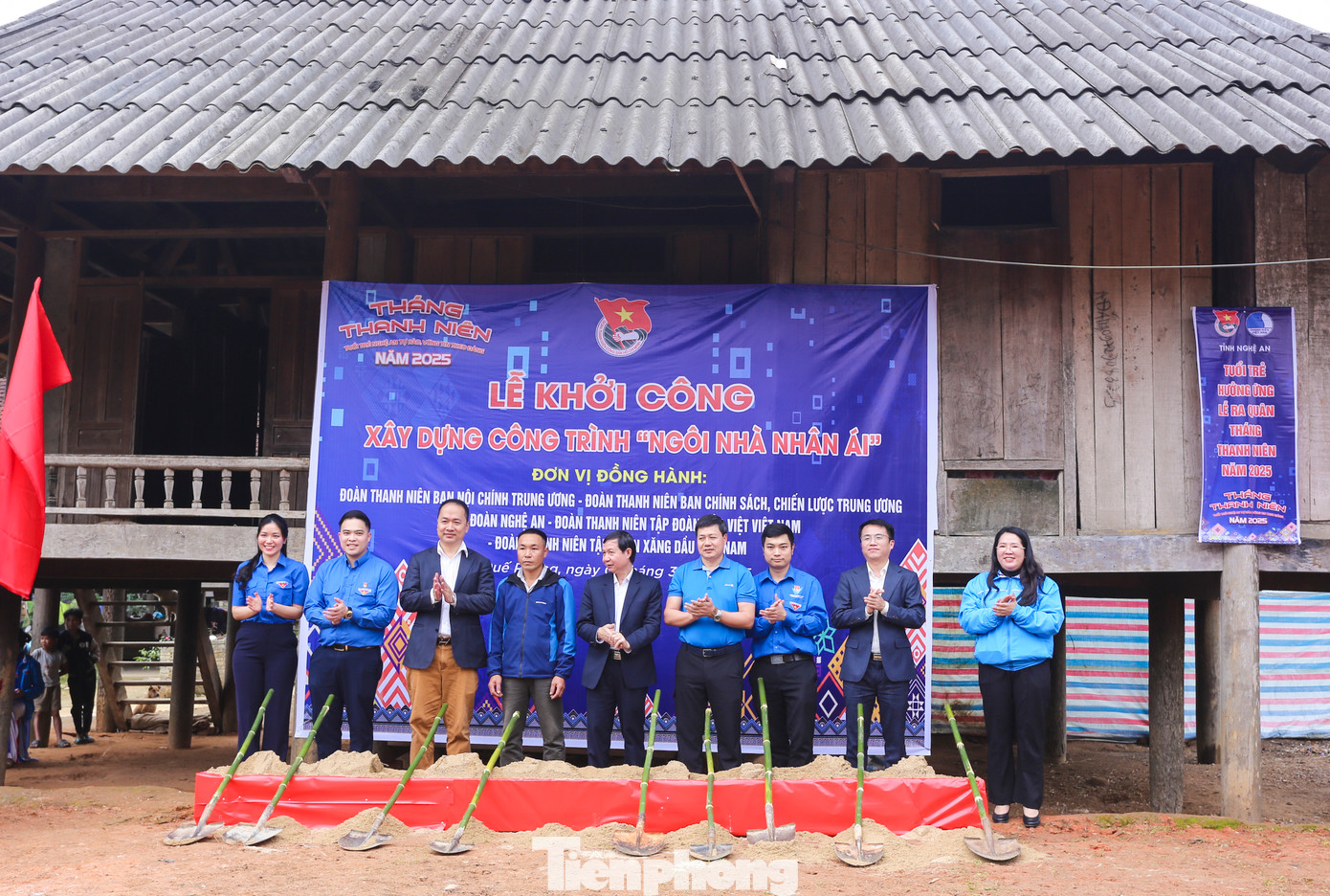 Sau lễ khởi động là lễ khởi công xây dựng nhà nhân ái cho gia đình anh Lương Văn Thanh ở bản Chiếng, xã Hạnh Dịch với hoàn cảnh khó khăn. Ông Sầm Văn Duyệt – Phó bí thư thường trực Huyện ủy Quế Phong cho biết, sau khi có chương trình xóa nhà tạm, nhà dột nát của Trung ương, địa phương đã triển khai, thực hiện hơn 2.000 ngôi nhà. Hiện địa phương còn 508 hộ dân khó khăn cần hỗ trợ song địa phương còn gặp khó khăn.