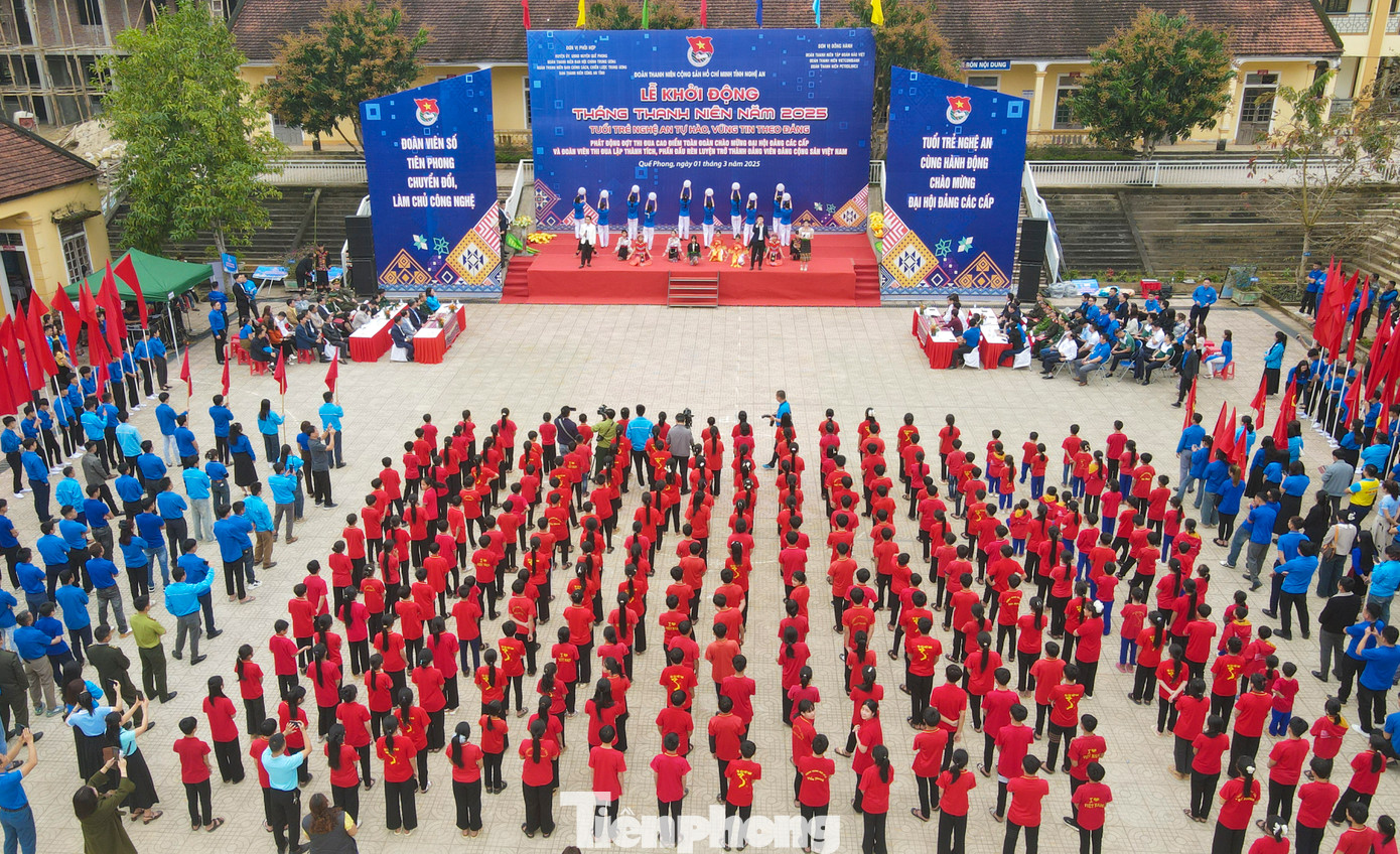 Những ngày qua, tuổi trẻ toàn tỉnh Nghệ An đã đồng loạt tổ chức Lễ khởi động Tháng Thanh niên năm 2025 với nhiều công trình, phần việc ý nghĩa được triển khai. Tháng Thanh niên là cơ hội để các thanh niên thể hiện lòng yêu nước, tinh thần trách nhiệm và ý chí cống hiến cho đất nước. Đây cũng là dịp để các thanh niên rèn luyện bản lĩnh, phát triển kỹ năng, phát huy tinh thần xung kích, tình nguyện, sáng tạo và khẳng định bản thân. Những ngày qua, tuổi trẻ toàn tỉnh Nghệ An đã đồng loạt tổ chức Lễ khởi động Tháng Thanh niên năm 2025 với nhiều công trình, phần việc ý nghĩa được triển khai. Tháng Thanh niên là cơ hội để các thanh niên thể hiện lòng yêu nước, tinh thần trách nhiệm và ý chí cống hiến cho đất nước. Đây cũng là dịp để các thanh niên rèn luyện bản lĩnh, phát triển kỹ năng, phát huy tinh thần xung kích, tình nguyện, sáng tạo và khẳng định bản thân.