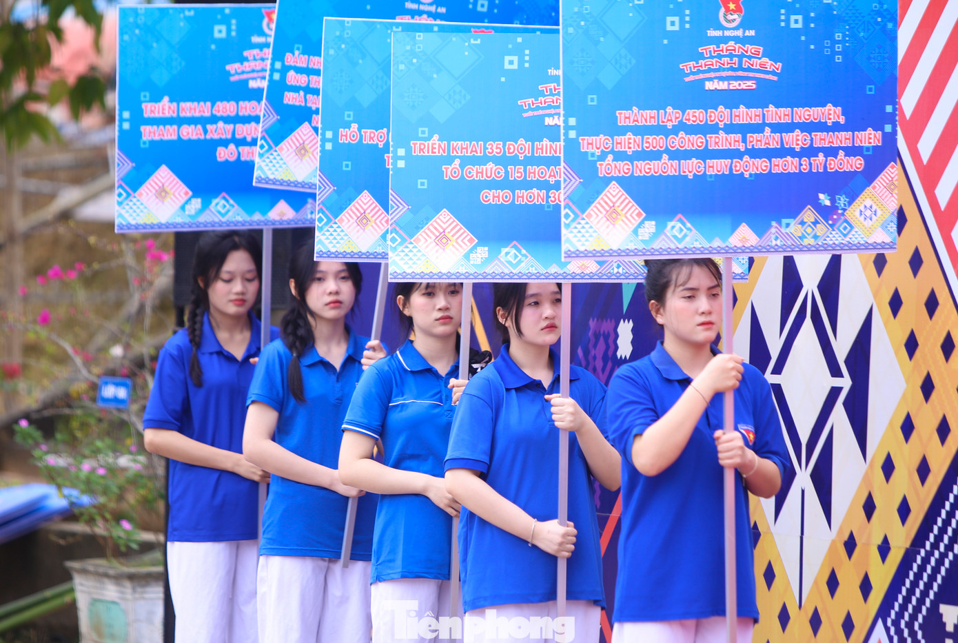 Tỉnh Đoàn Nghệ An hỗ trợ 2 mô hình thanh niên phát triển kinh tế trên địa bàn huyện Quế Phong từ nguồn vốn vay giải quyết việc làm, mỗi mô hình 100 triệu đồng. Các đoàn thể, cơ quan, Ban Thanh niên Công an tỉnh cũng tặng nhiều suất quà, sữa với tổng giá trị cho ngày khởi động hơn 1 tỉ đồng.