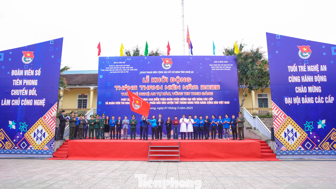 Tại lễ khởi động, Tỉnh Đoàn Nghệ An và các đơn vị phối hợp đã hỗ trợ xây dựng 6 căn nhà cho người dân, hỗ trợ 2 mô hình thanh niên phát triển kinh tế. Trao tặng gần 3.800 thùng sữa, 130 suất quà cho các em học sinh có hoàn cảnh khó khăn; tặng 1 sân chơi cho thanh thiếu nhi, trao tặng 1 tivi, 1 bộ máy tính và 100 bản đồ Việt Nam… với tổng trị giá hơn 1,1 tỉ đồng. Tại lễ khởi động, Tỉnh Đoàn Nghệ An và các đơn vị phối hợp đã hỗ trợ xây dựng 6 căn nhà cho người dân, hỗ trợ 2 mô hình thanh niên phát triển kinh tế. Trao tặng gần 3.800 thùng sữa, 130 suất quà cho các em học sinh có hoàn cảnh khó khăn; tặng 1 sân chơi cho thanh thiếu nhi, trao tặng 1 tivi, 1 bộ máy tính và 100 bản đồ Việt Nam… với tổng trị giá hơn 1,1 tỉ đồng.