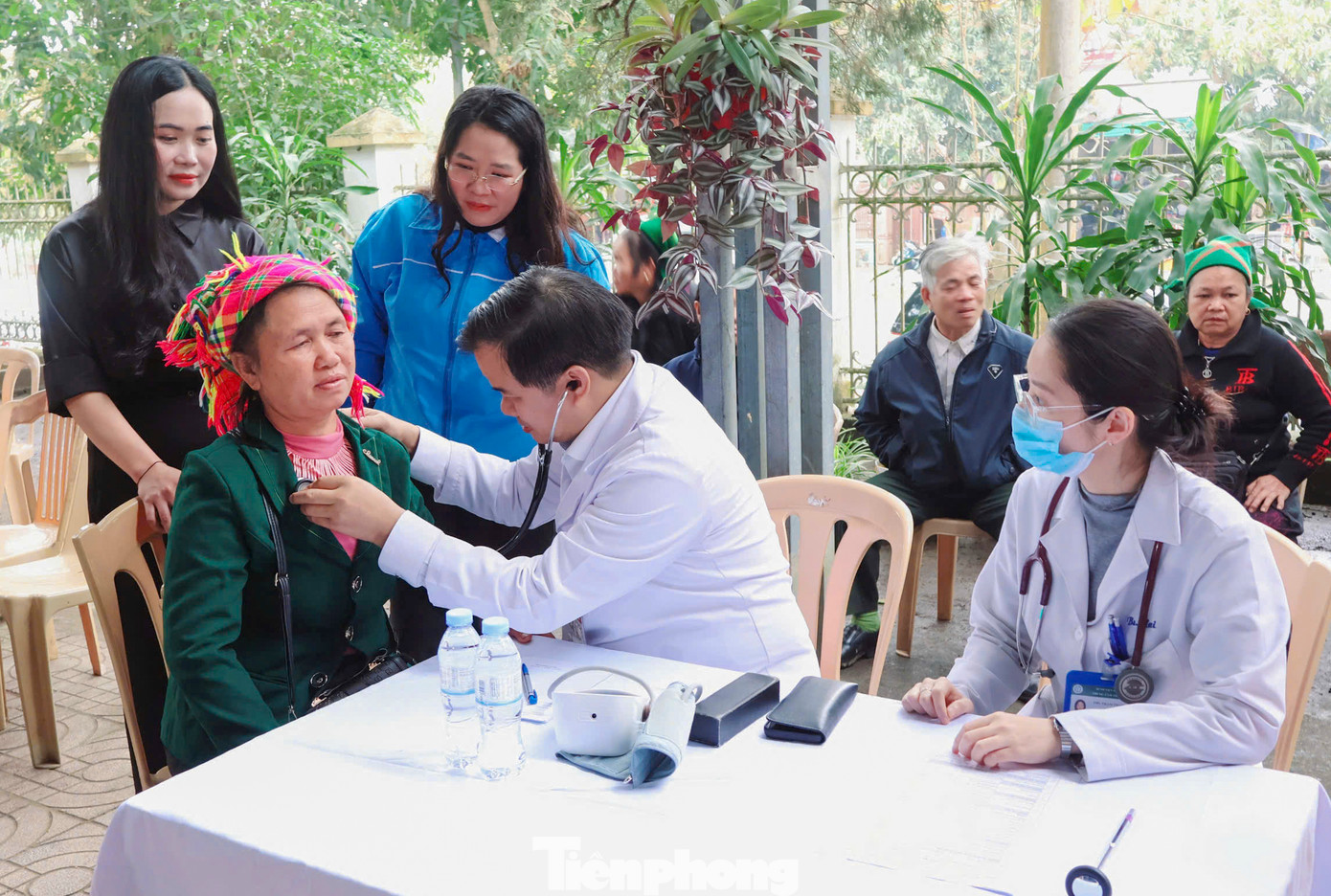 Ngày 1/3, tại Trung tâm y tế huyện Quế Phong, tỉnh Nghệ An, đoàn công tác của Bệnh viện Bạch Mai do PGS. TS Đào Xuân Cơ - Giám đốc Bệnh viện Bạch Mai dẫn đầu phối hợp với ngành chức năng, Tỉnh Đoàn Nghệ An tổ chức khám tư vấn sức khỏe, phát thuốc miễn phí cho người dân địa phương. Ngày 1/3, tại Trung tâm y tế huyện Quế Phong, tỉnh Nghệ An, đoàn công tác của Bệnh viện Bạch Mai do PGS. TS Đào Xuân Cơ - Giám đốc Bệnh viện Bạch Mai dẫn đầu phối hợp với ngành chức năng, Tỉnh Đoàn Nghệ An tổ chức khám tư vấn sức khỏe, phát thuốc miễn phí cho người dân địa phương.