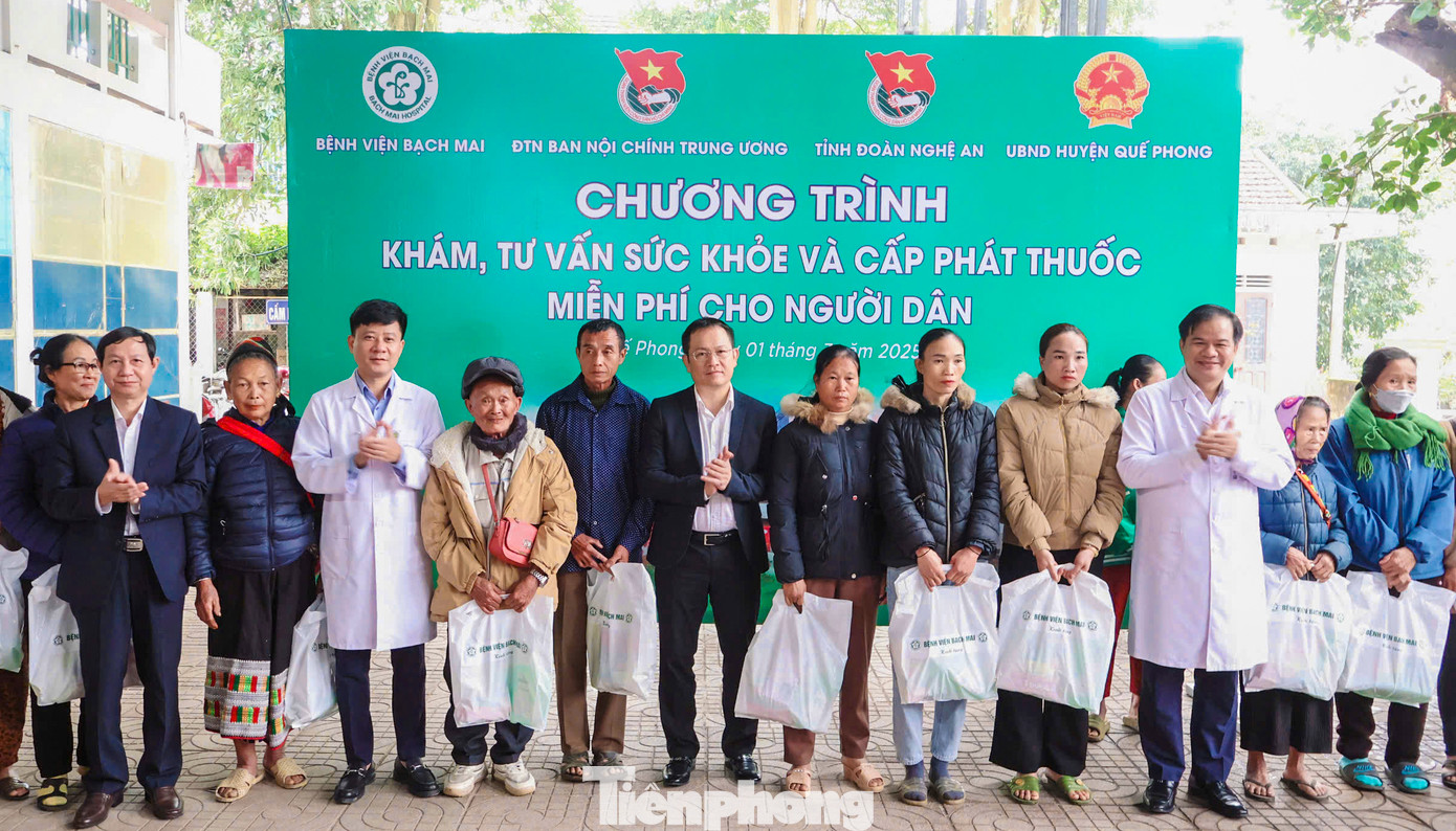 Đây là một trong những hoạt động ý nghĩa trong chuỗi chương trình ngày khởi động Tháng Thanh niên 2025. Trong hình, các bác sĩ cấp phát thuốc miễn phí cho bà con địa phương. Đây là một trong những hoạt động ý nghĩa trong chuỗi chương trình ngày khởi động Tháng Thanh niên 2025. Trong hình, các bác sĩ cấp phát thuốc miễn phí cho bà con địa phương.