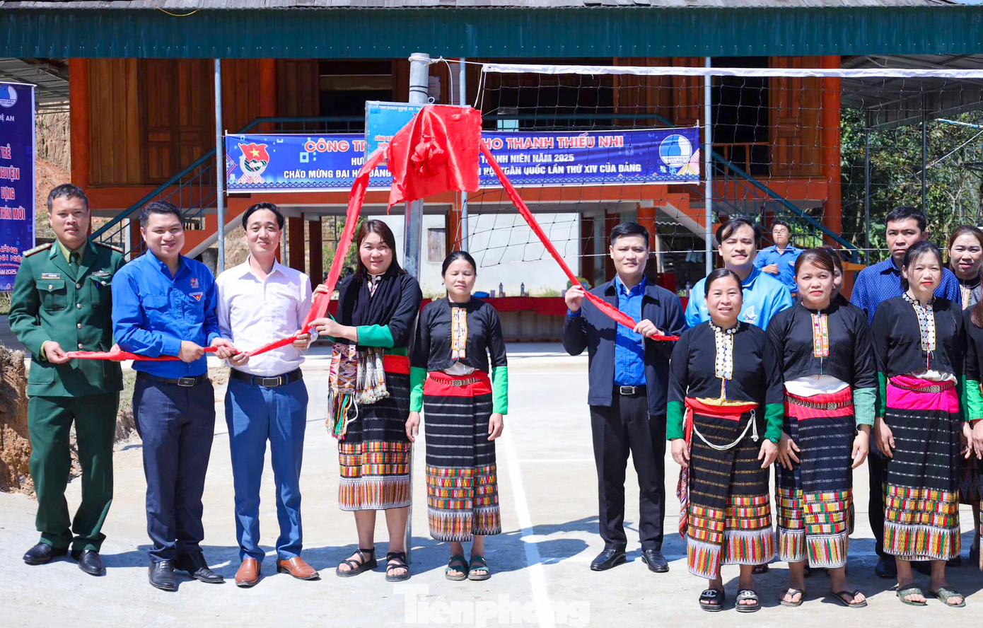 Đoàn công tác của Tỉnh Đoàn Nghệ An và các đơn vị dự lễ khánh thành sân chơi cho thanh thiếu nhi tại bản Long Thắng, xã Hạnh Dịch. Đoàn công tác của Tỉnh Đoàn Nghệ An và các đơn vị dự lễ khánh thành sân chơi cho thanh thiếu nhi tại bản Long Thắng, xã Hạnh Dịch.