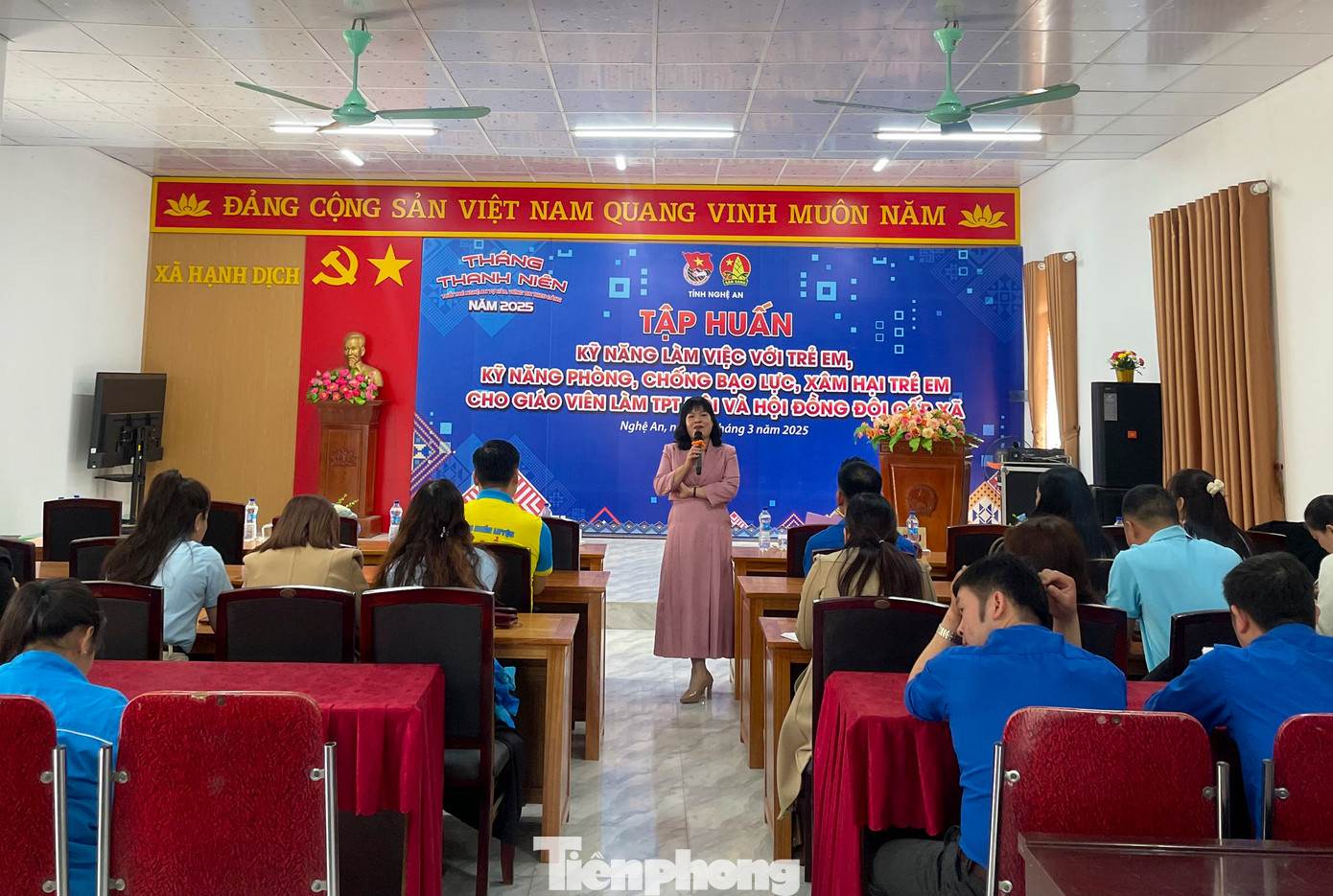 Cùng chuỗi hoạt động, Tỉnh Đoàn Nghệ An còn tổ chức các buổi tập huấn Kỹ năng làm việc với trẻ em, kỹ năng phòng, chống bạo lực, xâm hại trẻ em cho giáo viên làm Tổng phụ trách Đội và Hội đồng đội cấp xã huyện Quế Phong tại Hội trường UBND xã Hạnh Dịch. Cùng chuỗi hoạt động, Tỉnh Đoàn Nghệ An còn tổ chức các buổi tập huấn Kỹ năng làm việc với trẻ em, kỹ năng phòng, chống bạo lực, xâm hại trẻ em cho giáo viên làm Tổng phụ trách Đội và Hội đồng đội cấp xã huyện Quế Phong tại Hội trường UBND xã Hạnh Dịch.