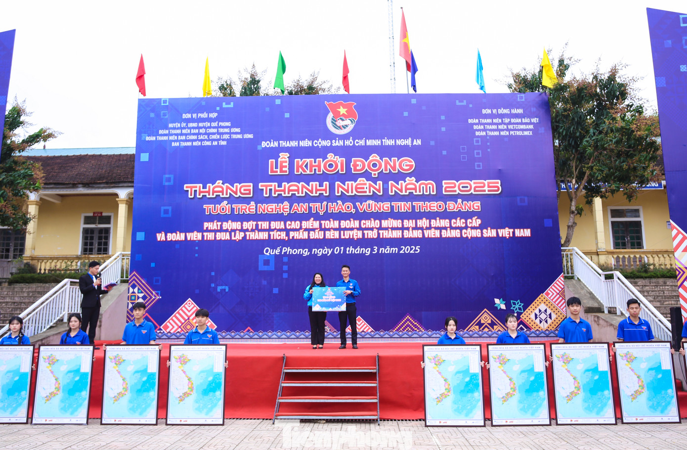 Tiếp tục hướng ứng Cuộc vận động Tự hào một dải non sông, Ban Thường vụ Tỉnh Đoàn tặng 100 bản đồ cho Huyện Đoàn Quế Phong.