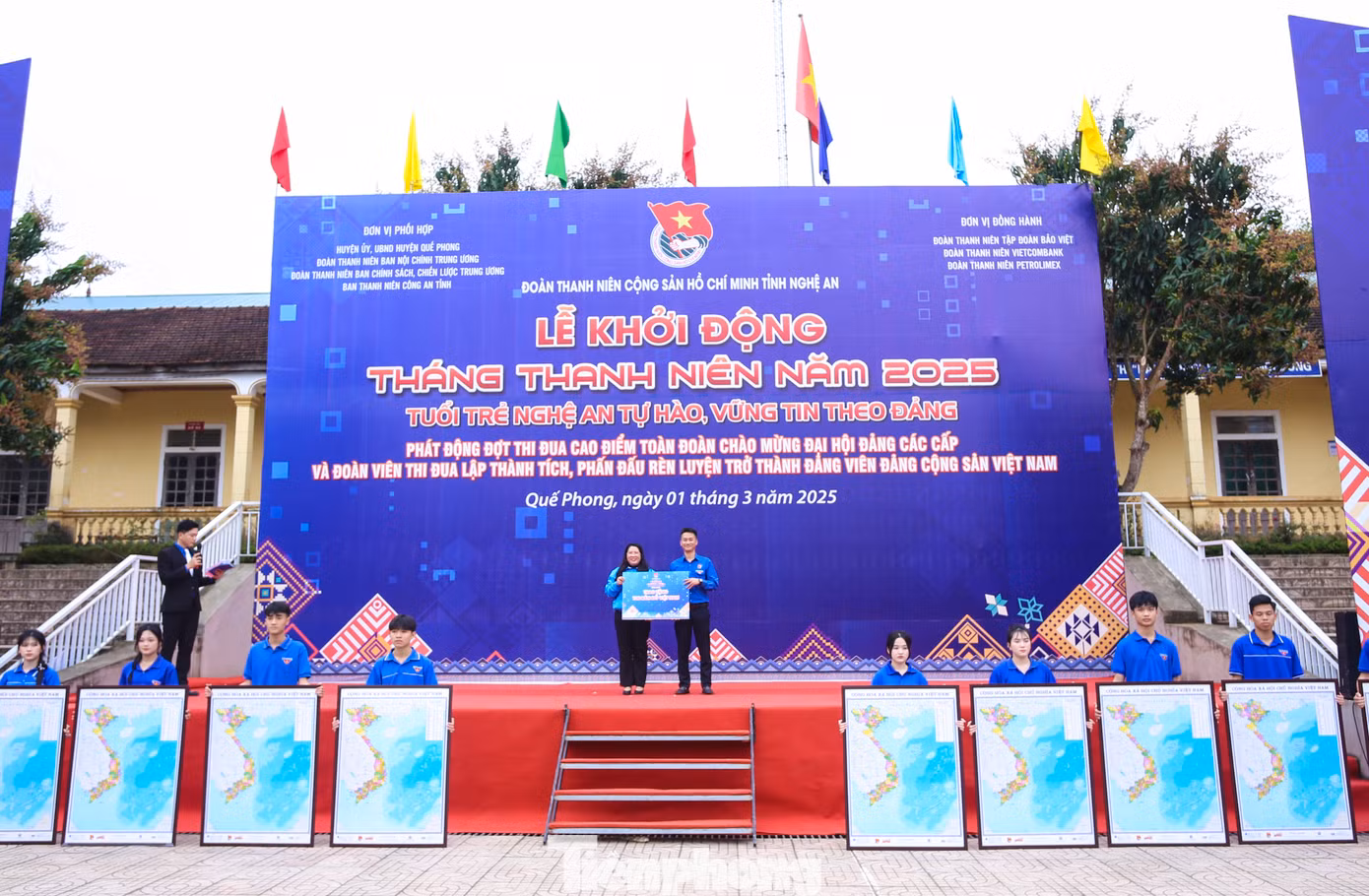 Tiếp tục hướng ứng Cuộc vận động Tự hào một dải non sông, Ban Thường vụ Tỉnh Đoàn tặng 100 bản đồ cho Huyện Đoàn Quế Phong.