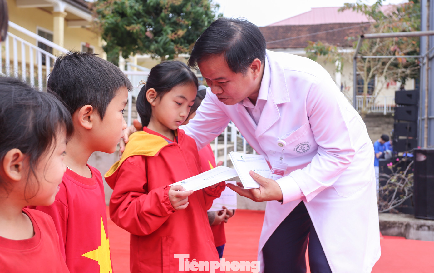 Bệnh viện Bạch Mai cũng khám tư vấn sức khỏe và phát thuốc miễn phí, tặng quà cho hàng nghìn người dân tại Trung tâm y tế huyện Quế Phong.