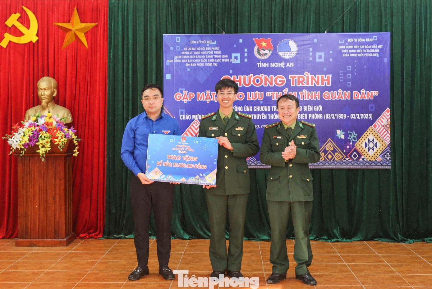 Dịp này, Đoàn công tác của Tỉnh Đoàn Nghệ An và các nhà tài trợ cũng trao tặng những món quà ý nghĩa cho cán bộ, chiến sĩ Đồn Biên phòng Thông Thụ. Trong hình, anh Hồ Phúc Hải - Phó Bí thư Tỉnh Đoàn Nghệ An tặng bản đồ hưởng ứng Cuộc vận động Tự hào một dải non sông và số tiền 30 triệu đồng cho cán bộ, chiến sĩ. Dịp này, Đoàn công tác của Tỉnh Đoàn Nghệ An và các nhà tài trợ cũng trao tặng những món quà ý nghĩa cho cán bộ, chiến sĩ Đồn Biên phòng Thông Thụ. Trong hình, anh Hồ Phúc Hải - Phó Bí thư Tỉnh Đoàn Nghệ An tặng bản đồ hưởng ứng Cuộc vận động Tự hào một dải non sông và số tiền 30 triệu đồng cho cán bộ, chiến sĩ.